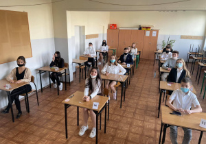 Uczniowie klas ósmych czekają na próbny egzamin.